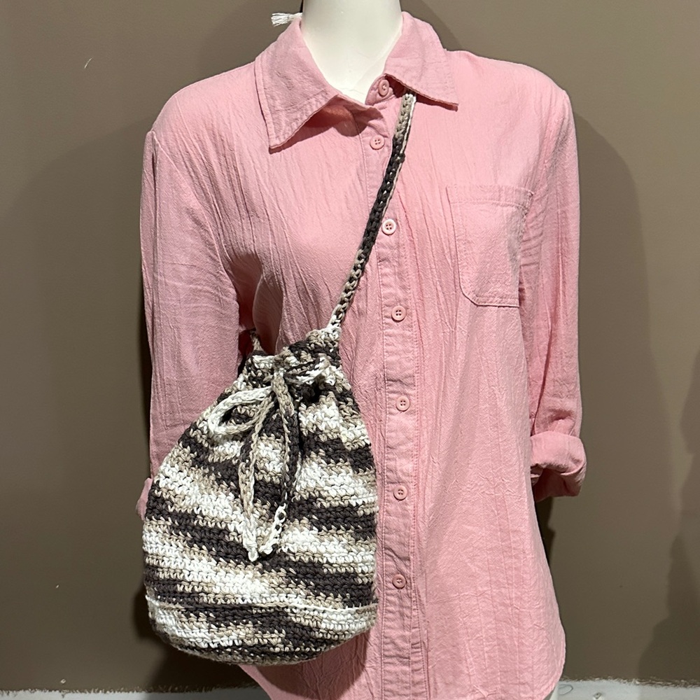 Hobo stile bag whit round bottom, extra support. Handmade whit 100% cotton.